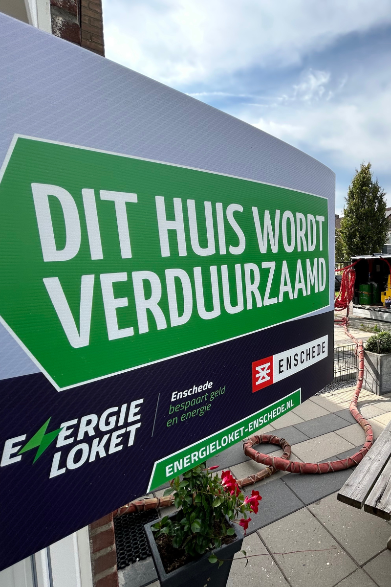 Offertebord voor woningverduurzaming met verwijzing naar lokaal energieloket in Enschede.